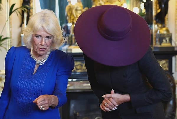 İngiltere’ye yapılan devlet ziyaretinde diplomasi ikinci planda kalırken, Melania Trump’ın gri takımı ve yüzünü gölgeleyen mor şapkası sosyal medyanın en çok konuşulan konusu oldu.