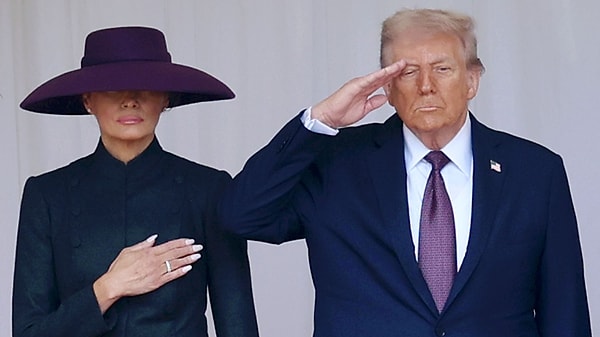 Davet boyunca yüzünü adeta gizemli bir sır gibi saklayan Melania Trump, bizlere“Acaba gerçekten o mu?” sorusunu bile düşündürttü.