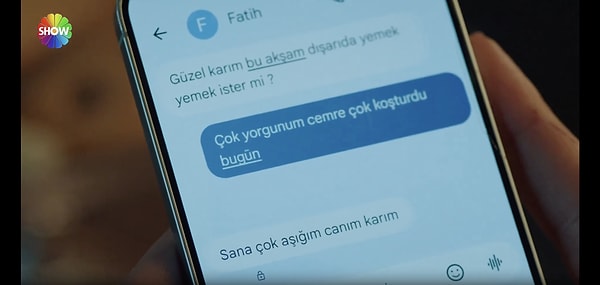 Doğa'ya aşk mesajı atan kişinin Fatih olduğunu görsek de Firaz, Nursema'yı Demet adlı biriyle aldatıyor.