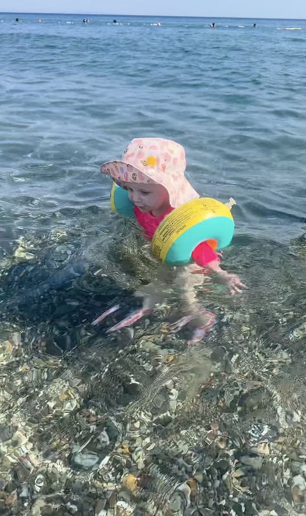 Bir bebeğin anneanne ve babaanne evindeki tatil deneyimleri babası tarafından paylaşıldı.