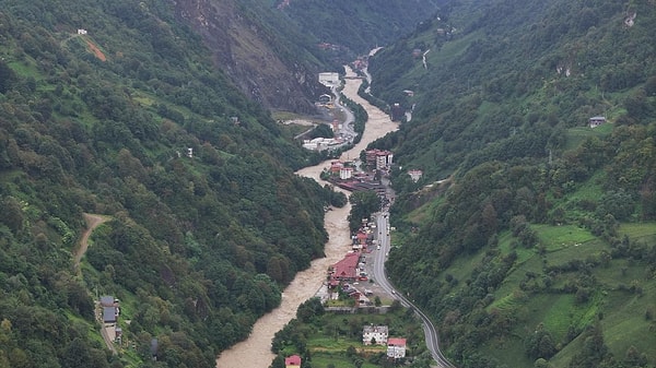 Karadeniz'de sağanak yağış hayatı olumsuz etkiledi.