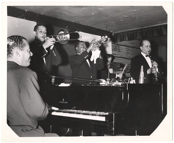 1950'lere gelindiğinde, Armstrong tarzını yeniden şekillendirdi ve grubu "The All Stars" olarak yeniden oluşturdu.