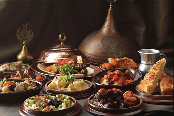 1. Bir Osmanlı sarayında hizmetçisin; yemek sunulmadan önce ne yaparsın?