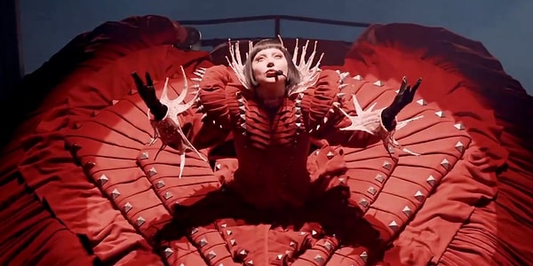9. Lady Gaga'nın sahneyi kırmızıya boyadığı kostümü...