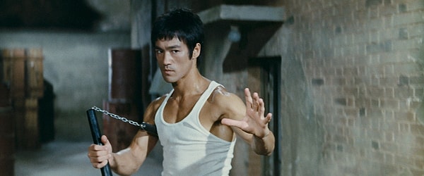 Hareketlerini ekrandan takip etmekte zorlandığımız Bruce Lee, 20 Temmuz 1973’te, yalnızca 32 yaşındayken hayatını kaybetti.