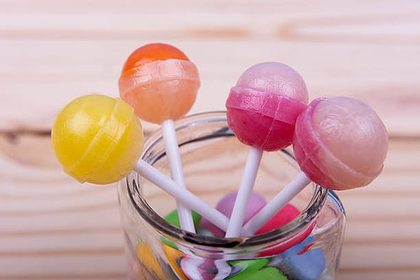 Bu basit fikir yüzyıllar içinde modern anlamda “lolipop” olarak hayatımıza girdi.