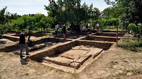 Yüzyıllar boyunca izi kaybolan türbe, Dr. Norbert Pap’ın çalışmaları ve TİKA’nın desteğiyle yeniden gün yüzüne çıkarılmıştı.