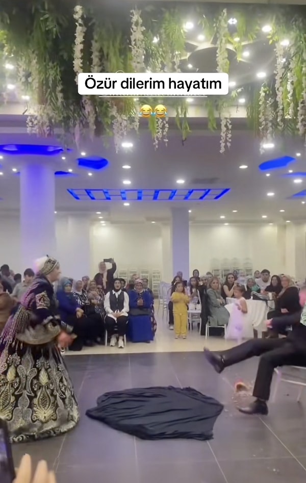 Testi hızla ayağına gelen damat, bir anda kendini yerde buldu.