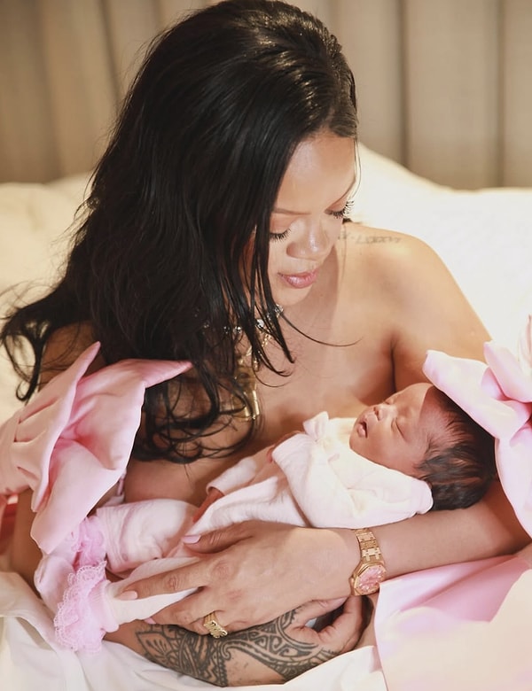 Rihanna nihayet muradına erdi! Geçtiğimiz saatlerde sosyal medya hesabından "kızını" paylaşan Rihanna, üçüncü kez anne oldu.