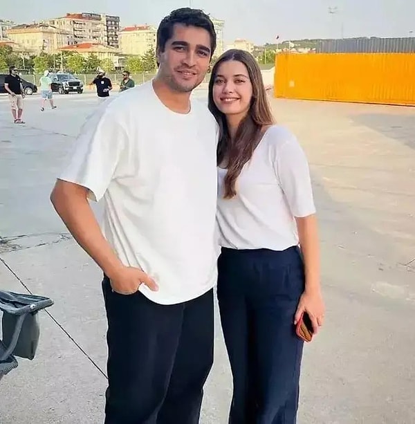 Televizyon dünyasının en çok konuşulan aşk hikayelerinden biri hiç şüphesiz Afra Saraçoğlu ve Mert Ramazan Demir’e aitti.