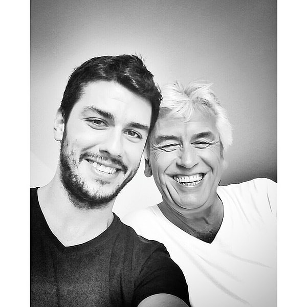 Ünlü oyuncunun babasının bir süredir Bilkent Şehir Hastanesi’nde tedavi gördüğü biliniyordu.