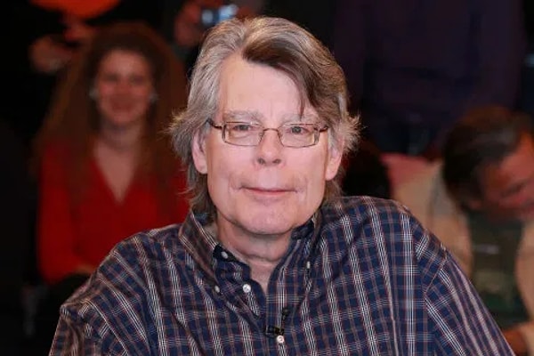 Stephen King, korku ve gerilim türünün en güçlü kalemlerinden biri olarak sadece romanlarıyla değil, izleyici gözüyle yaptığı yorumlarla da dikkat çekiyor.