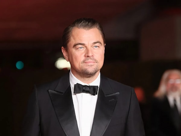 Nihayet kendisiyle çalışmayı kabul eden menajer ise adını değiştirme şartı koymuştu.