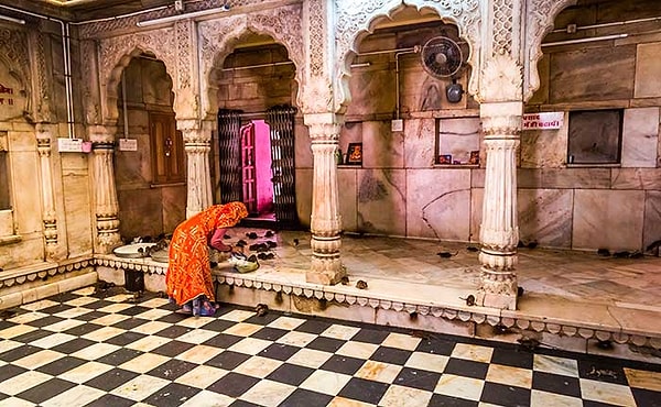 Karni Mata Tapınağı’nın hikayesi; Hindu tanrıçası Durga’nın yansıması olduğuna inanılan, Karni Mata’ya dayanıyor.