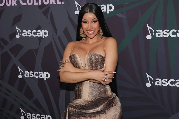 Rap dünyasının en popüler isimlerinden biri olan dünyaca ünlü Cardi B, son zamanlarda sık sık gündeme oturuyor.