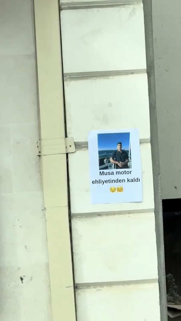 İki tane kadın, tanıdıkları bir arkadaşlarının motor ehliyetinden kaldığını ilginç bir şekilde duyurdu.
