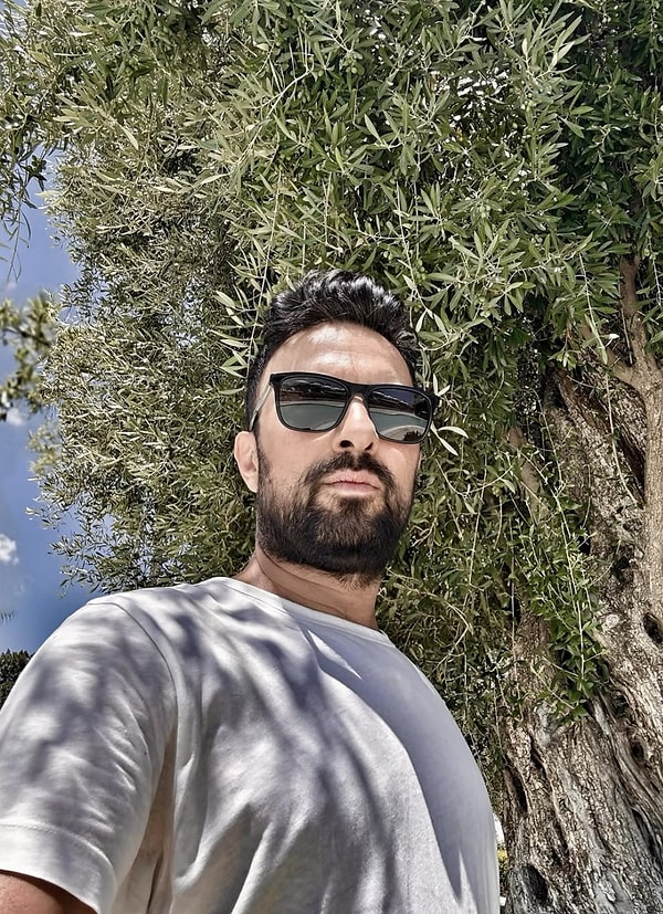 Türk popunun tartışmasız en büyük yıldızı Tarkan, "Hepsi Senin Mi?", "Şımarık", "Yolla" ve daha nice şarkısıyla müzik tarihine damga vuran bir isim.