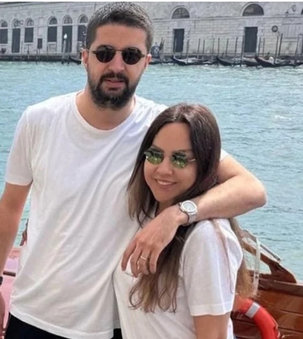 Ebru Gündeş, 2024 yılının Şubat ayında Dubai'de iş insanı Murat Özdemir ile evlenmişti. Ancak, yaklaşık 1.5 yıl süren bu evlilik, 2025 yılının Eylül ayında son buldu.