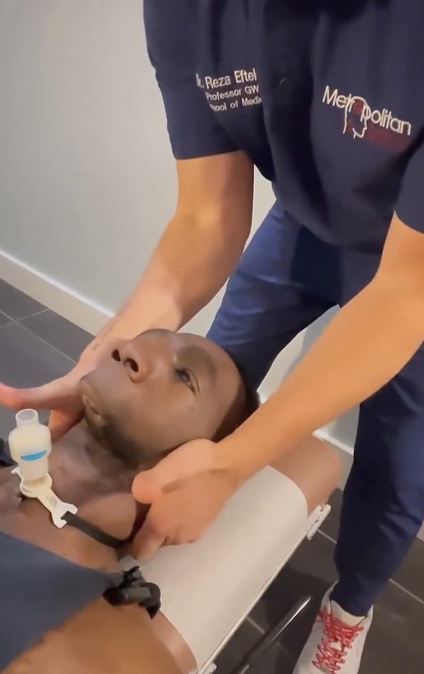 Çenesi olmayan hasta kadar kayroprakti uzmanının profesyonelliği ve hassas yaklaşımının da öne çıktığı video, sosyal medyada kısa sürede gündeme oturdu.