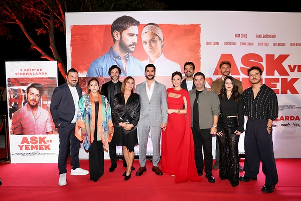 Kırmızı halıda adeta şıklık yarıştı. Galaya katılan ünlü isimler şıklıklarıyla göz doldurdu.