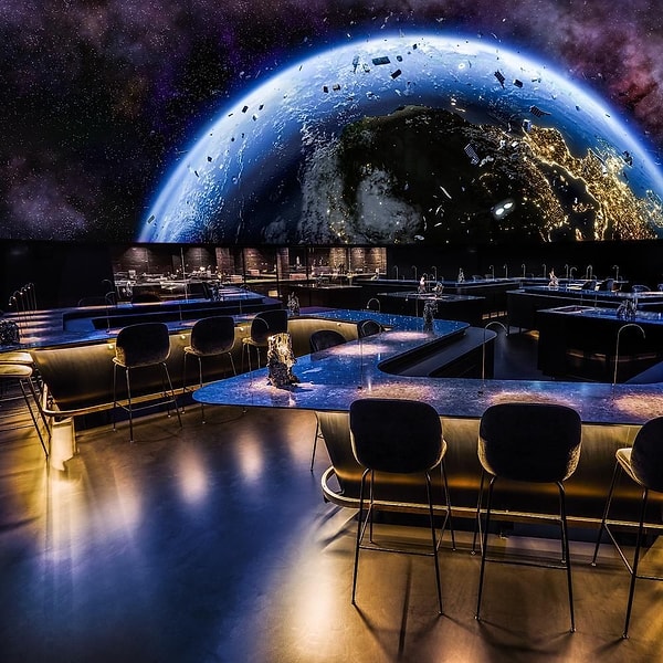 Danimarka’nın Kopenhag kentinde bulunan, iki Michelin yıldızlı Alchemist restoranı kendini kısmen bilim laboratuvarı olarak tanımlıyor ve yenilikçi mutfak deneyleriyle tanınıyor.