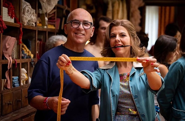 Ferzan Özpetek “Elmaslar”ın senaryosunu iki kadın senarist Carlotta Corradi ve Elisa Casseri ile birlikte yazdı.