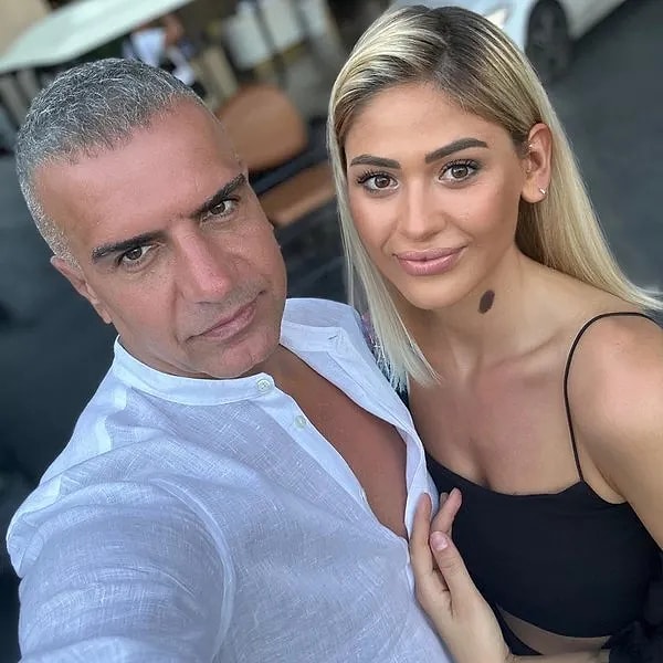 Ünlü şarkıcı Berdan Mardini ve 2 yıllık sevgilisi Dilara Talay geçtiğimiz Nisan ayında sessiz sedasız nikah masasına oturmuştu.