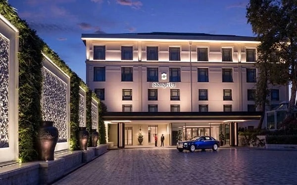 Condé Nast Traveler dergisinde yer alan tanıtım metninde otel hakkında şu ifadeler kullanıldı: