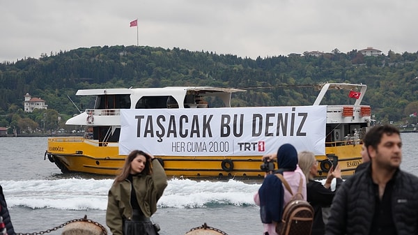TRT 1’in yeni dram dizisi “Taşacak Bu Deniz”, İstanbul Boğazı’nda dikkat çeken bir tanıtım kampanyasıyla halkın karşısına çıktı.