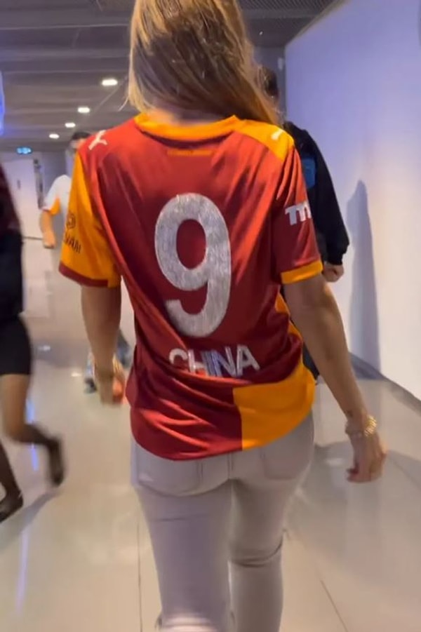 Sözcü'nün haberine göre Icardi, Arjantinli sevgilisi China Suarez’e jest yapmak için Galatasaray formasında özel bir dokunuşa imza attı.