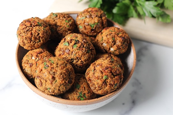 6. Mercimek Köftesi ve Kırmızı Fasulye Bowl