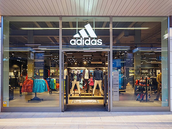 Rekabet Kurulu, spor giyim devi Adidas’a yeniden satış fiyatı tespiti yaptığı gerekçesiyle 402 milyon TL idari para cezası kesti.