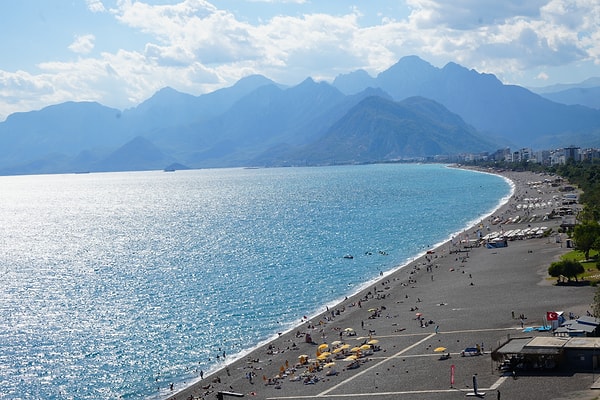 Antalya'da yağışlı havanın ardından yeniden açan güneş, yerli ve yabancı turistleri sahile çekti.