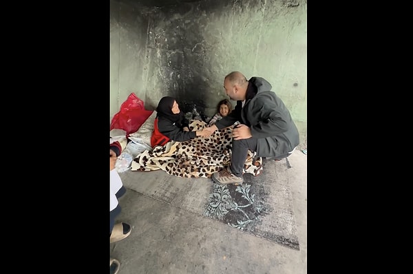 Ankara Abisi, yeni elbiselerini ve odasını hazırladığı minik kızın saçlarını da kendi elleriyle topladı.