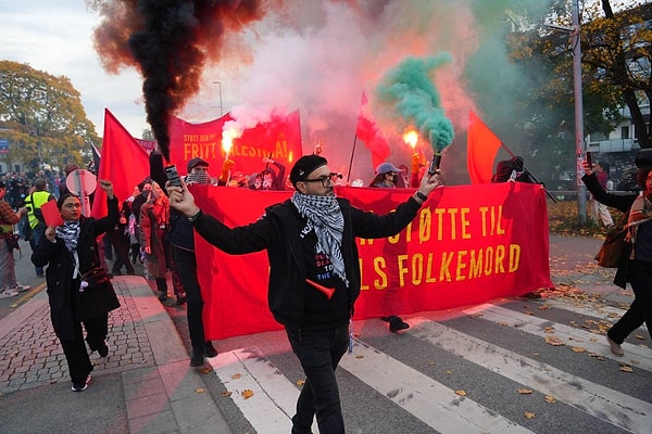Yaklaşık bin kişi stadyum çevresinde İsrail'i protesto etti.