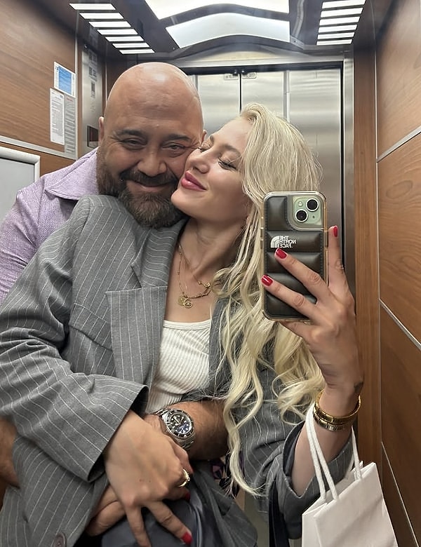 Bir dönemler de Tilbe Uslu’nun Somer Sivrioğlu’nun ayağını paylaşması gündem olmuştu.