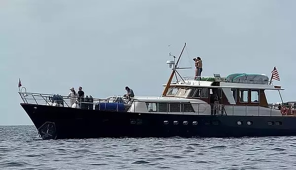 Romantik anların yaşandığı sırada çevredeki balina izleme turuna çıkan turistlerin çifti fark ettiği, ancak Perry ile Trudeau’nun bu durumdan hiç rahatsız olmadıkları konuşuldu.