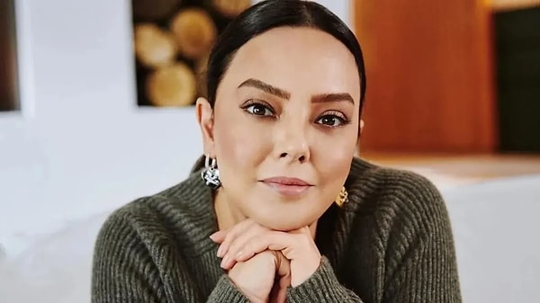 2023’te bu kez Ebru Gündeş, “Mahşer”i kendi yorumu ve güçlü sesiyle yeniden hayat verdi.