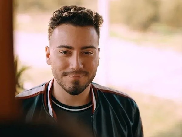Bir dönem YouTube’un tartışmasız en popüler ismi olan Enes Batur, son zamanlarda sosyal medya paylaşımlarıyla gündeme geliyor.