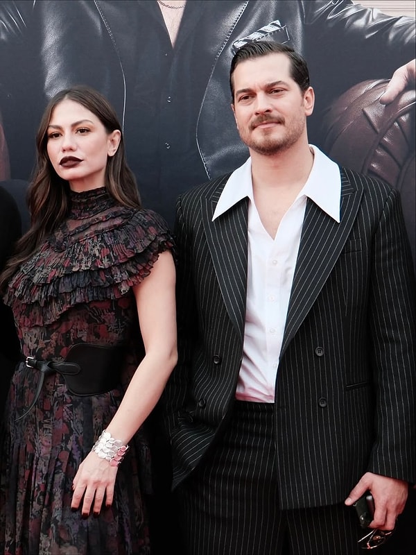 Mipcom kapsamında başrollerinde rol aldıkları Eşref Rüya’nın tanıtımı için Cannes’a giden Demet Özdemir ve Çağatay Ulusoy kırmızı halıdaki halleriyle gündeme oturdu.