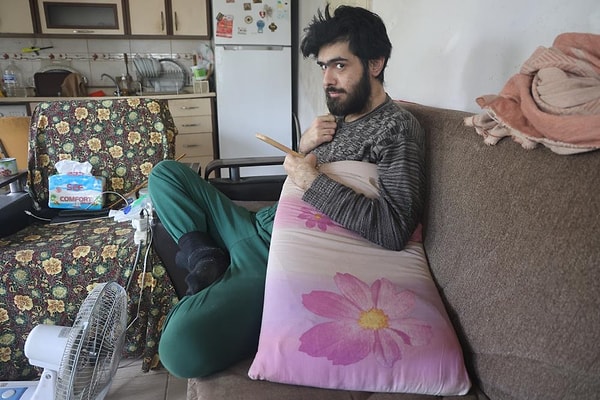 Deprem sonrası depresyona giren Barış, 3 yıldır evden çıkmıyor, banyo yapmıyor, tırnaklarını kesmiyor!
