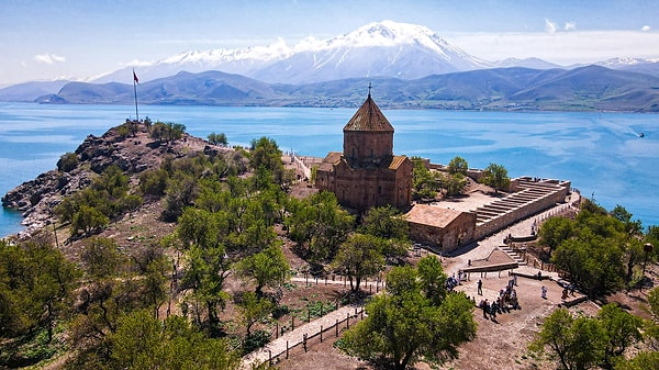 Ayrıca, 3 bin yıl önce Urartulara başkentlik yapmış kadim bir şehir olan Van'ın sosyal ve kültürel zenginliklerinin turistlere daha iyi aktarılması gerektiğini ifade eden Çeliktaş, sınır kapısındaki altyapının güçlendirilmesi gerektiğini söyledi.