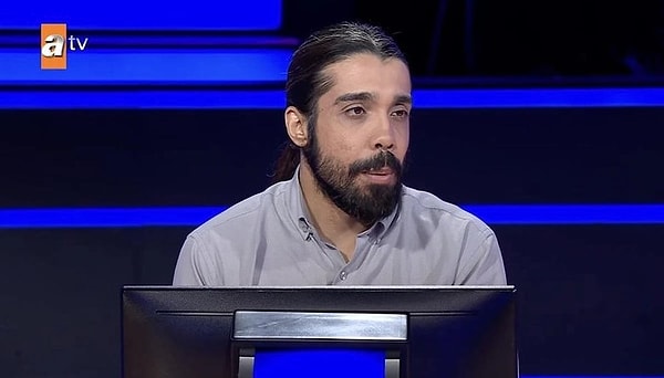 Mücahit Kandemir, 19 yaşındayken sporda baş aşağıya mekik çektiği esnada boynunun üzerine düşüp felç kalmıştı.