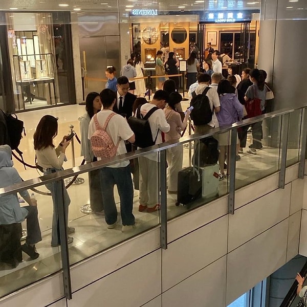 Japonya'da insanlar sabah saatlerinde kuyruğa girdi.