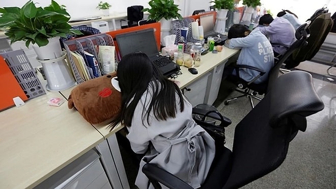 Why Do Japanese People Get Praised for Sleeping at Work?