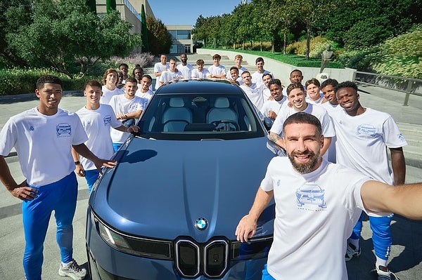 Real Madrid oyuncuları her yıl sponsor BMW'nin gönderdiği araçları kullanıyor.