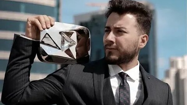 “Enes Batur’a Gerçekten Ne Oldu?” başlıklı videoda, Enes’in son dönemdeki davranışlarını analiz ederek oldukça çarpıcı iddialarda bulundu.
