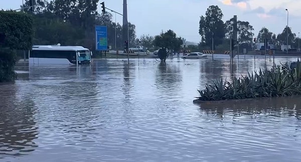 Meteorolojinin şiddetli yağış uyarısında bulunduğu Hatay’ın kıyı ilçelerinde gece saatlerinden itibaren yağışlı hava etkili oldu.