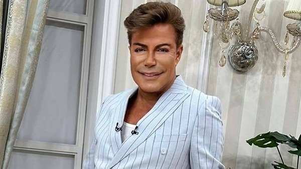 Ünlü şarkıcı ve sunucu Fatih Ürek, geçtiğimiz günlerde evinde geçirdiği kalp krizi sonrası apar topar hastaneye kaldırılmıştı.