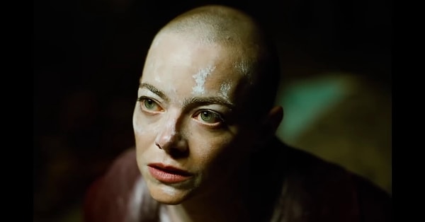 Filmde Emma Stone’un saçlarının tıraş edilmesiyle olaylar şekilleniyor.